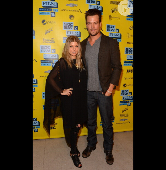 Fergie e seu marido, Josh Duhamel, posam para a foto