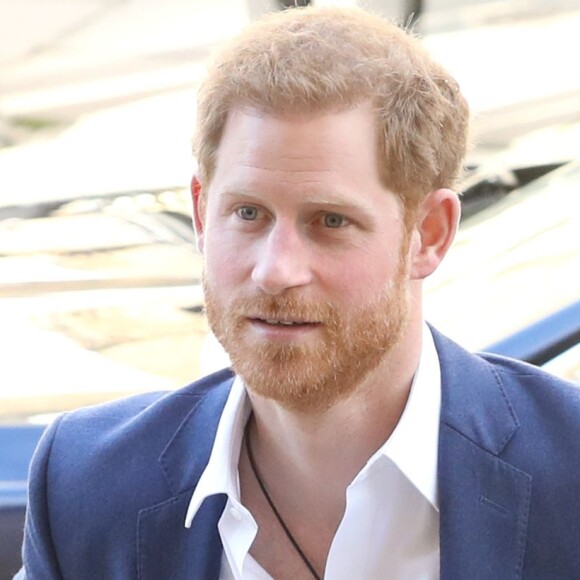 Príncipe Harry diz que o irmão continuou provocando, na tentativa de fazê-lo revidar, mas ele garante não ter agredido William de volta