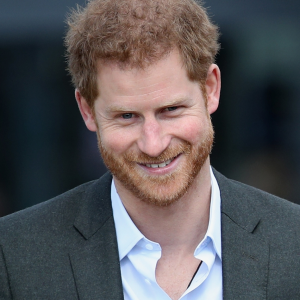 O momento mais polêmico da vida de Príncipe Harry teve influência de William, segundo o duque relata na biografia