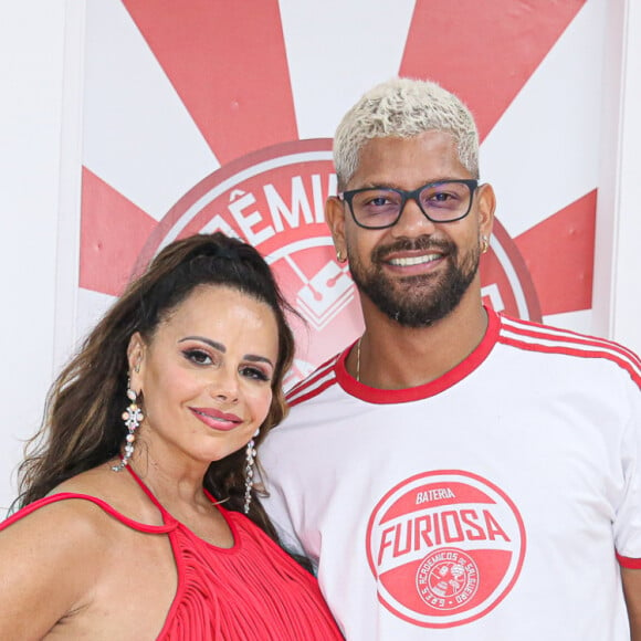 Viviane Araújo levou o marido, Guilherme Militão, para o ensaio de sua escola de samba de coração