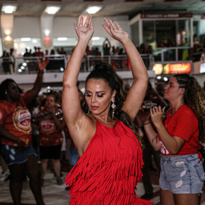 Viviane Araújo mostrou samba no pé durante ensaio: look com franjas valorizou movimentos