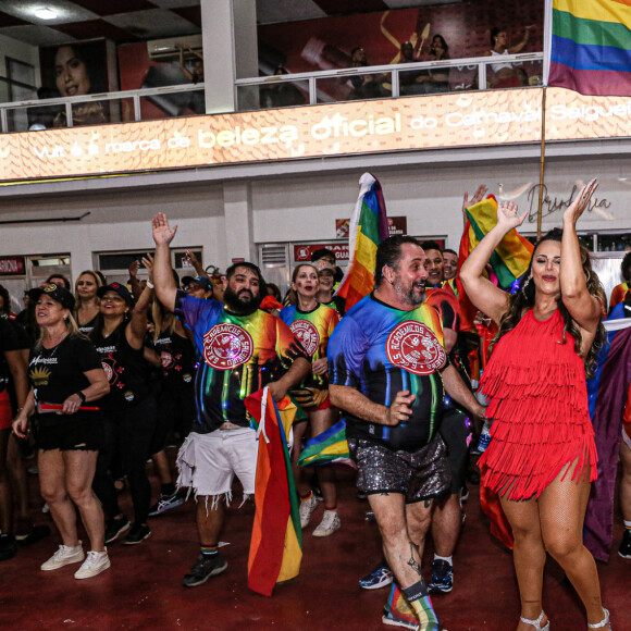 Viviane Araújo se diverte com membros do Salgueiro durante ensaio de Carnaval