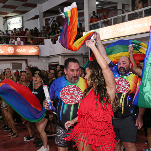 Viviane Araújo escolheu macacão vermelho rico em franjas que parecia um vestido