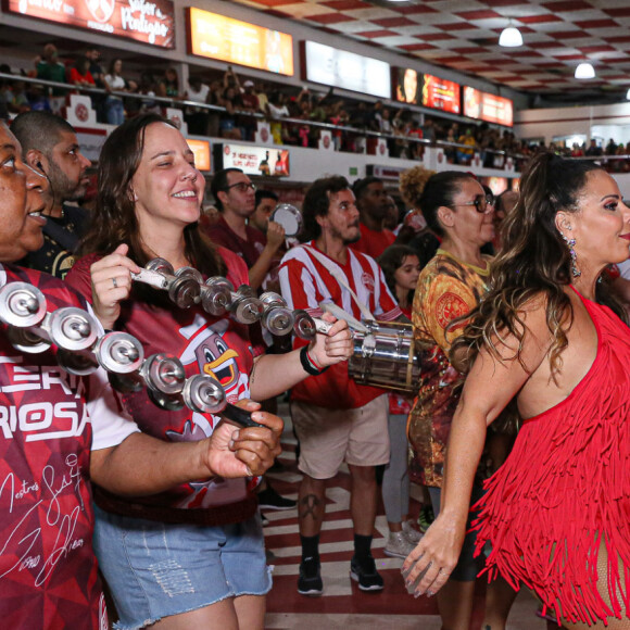 Rainha de bateria do Salgueiro, Viviane Araújo mostrou sintonia com os integrantes da bateria