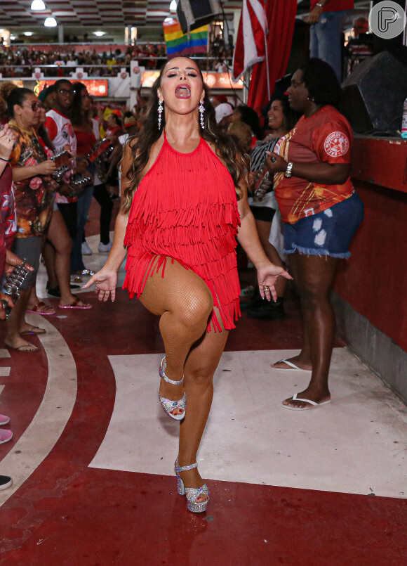 Rainha do Carnaval carioca, Viviane Araújo cantou o samba do Salgueiro durante ensaio