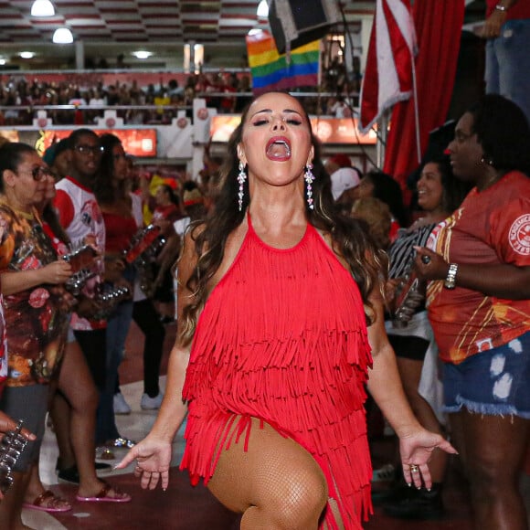 Rainha do Carnaval carioca, Viviane Araújo cantou o samba do Salgueiro durante ensaio