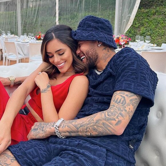 Neymar e Bruna Biancardi chegaram a usar alianças quando estavam juntos