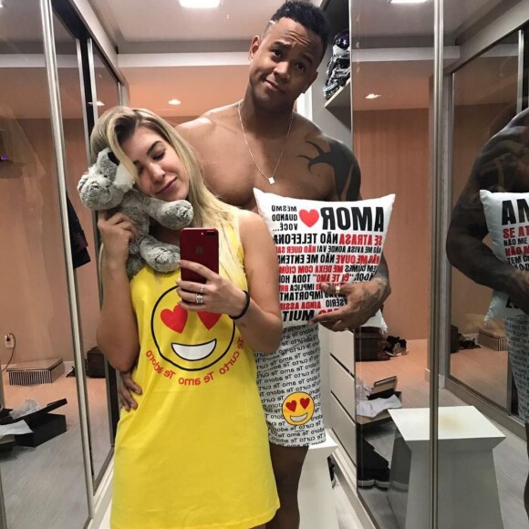 Léo Santana e Lore Improta aparecem em diversas fases do namoro em fotos publicadas pela dançarina