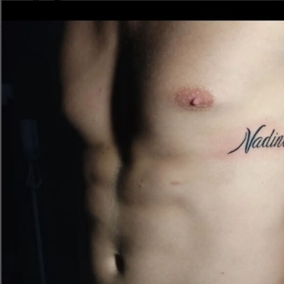 Tiago Ramos fez uma tatuagem em homenagem à Nadine Gonçalves após a separação, mas a cobriu