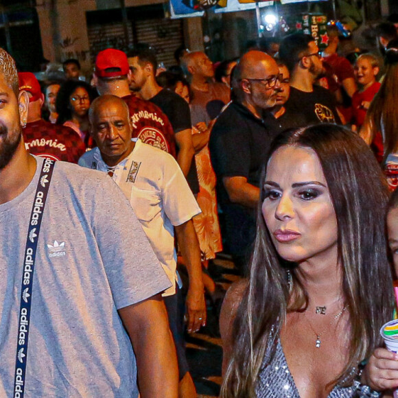 Viviane Araújo foi acompanhada de perto pelo marido, Guilherme Militão, durante ensaio de rua para o carnaval 2023