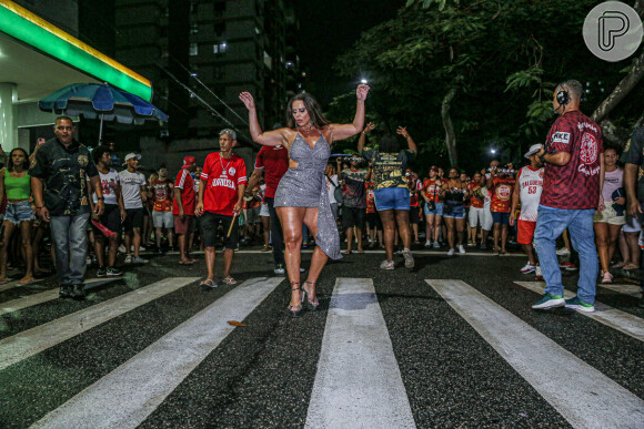 Viviane Araújo apostou em look sexy para ensaio de rua do carnaval 2023