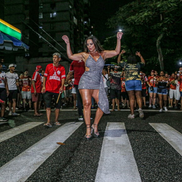 Viviane Araújo apostou em look sexy para ensaio de rua do carnaval 2023