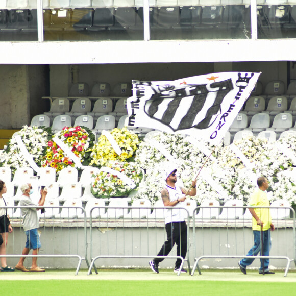 Pelé recebeu muitas homenagens de fãs anônimos e famosos no hospital