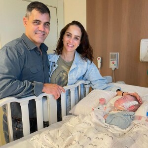 A filha mais nova de Juliano Cazarré segue internada no hospital