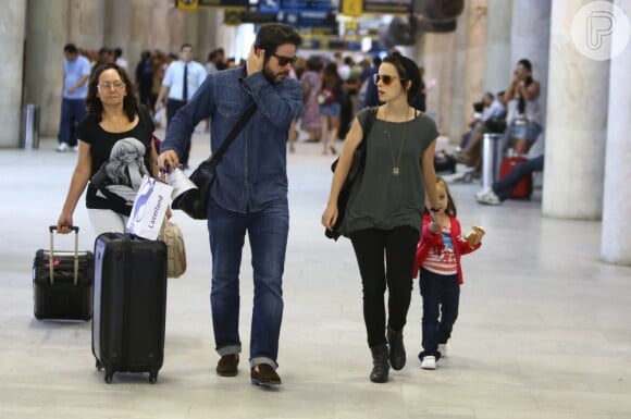 Murilo Benício e Débora Falabella desembarcam com a filha da atriz, Nina, de 3 anos, no Aeroporto Santos Dumont, no Rio de Janeiro, em 28 de março de 2013
