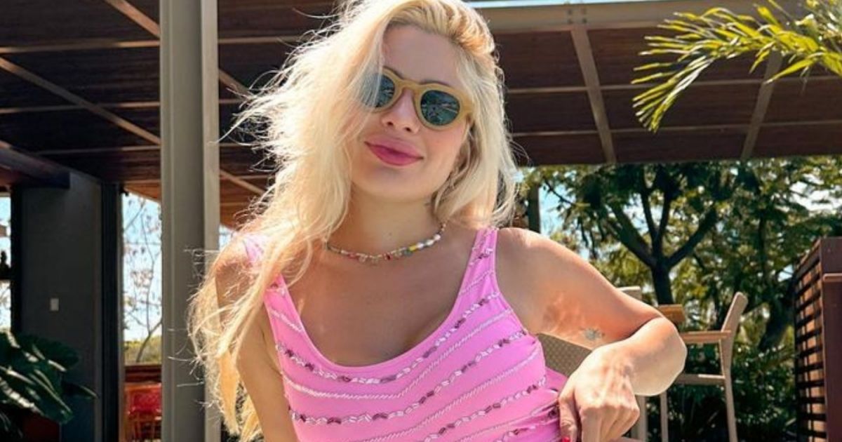 Caroline Lima: Influencer pushes swimsuit max on Noronha pool day