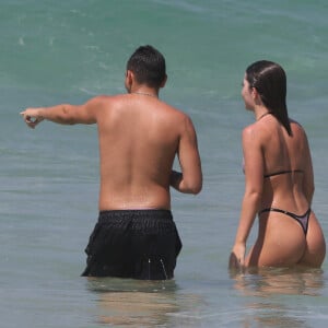 Jade Picon foi à praia na companhia de um amigo