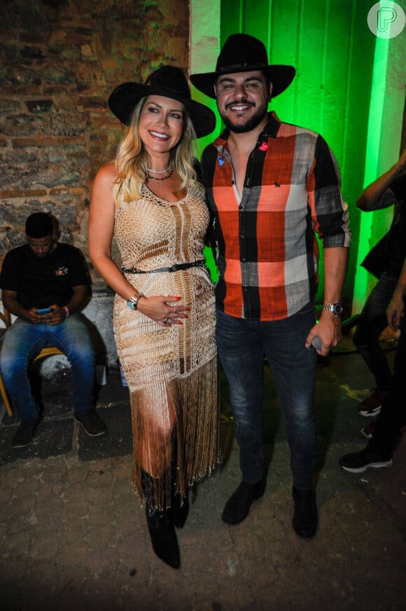 Cristiano, dupla de Zé Neto, levou a esposa grávida, Paula Vaccari, para festa de Lucas Guimarães