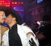 Lucas Guimarães e Carlinhos Maia trocaram beijos na festa do influenciador