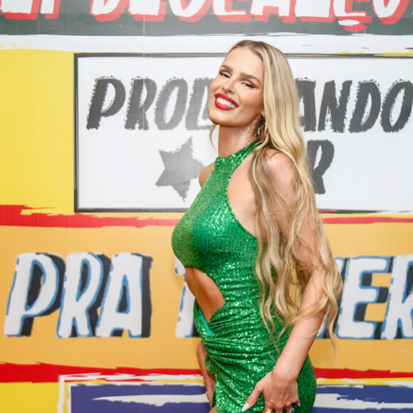 Yasmin Brunet foi apresentada como Musa durante um ensaio da Grande Rio nesta terça-feira (24)