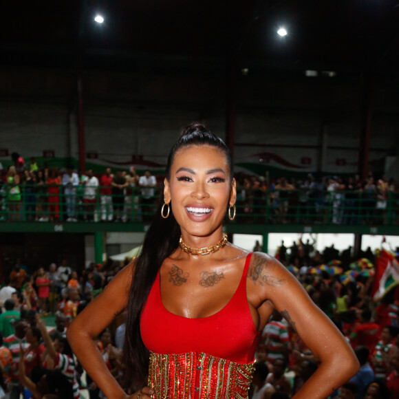 Pocah deu show de samba no pé durante ensaio da Grande Rio