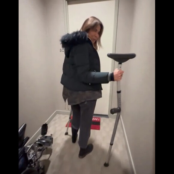 Luciana Gimenez foi filmada ao chegar para sessão de fisioterapia