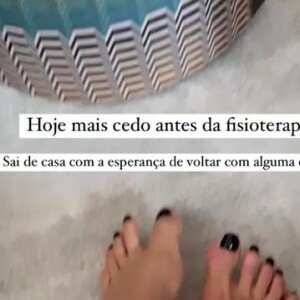 Luciana Gimenez mostrou ainda momento da sessão de fisioterapia, nos EUA