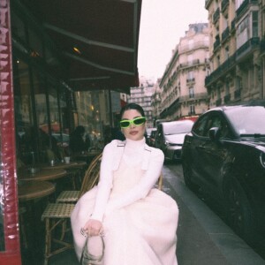Gkay usou vestido de pelúcia maximalista na Paris Fashion Week