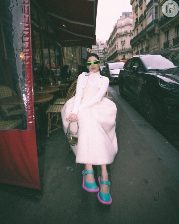 Gkay usou vestido de pelúcia maximalista na Paris Fashion Week