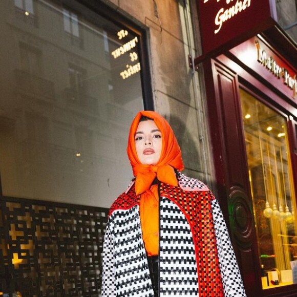 Gkay usou trench coat com mix de estampas na Semana de Moda de Alta Costura de Paris