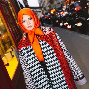 Gkay usou lenço colorido como ponto de cor nesse look da Paris Fashion Week