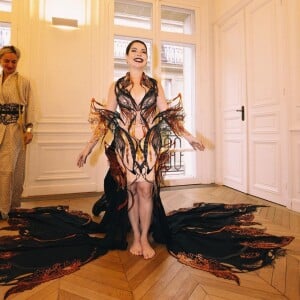 Gkay ficou encantada na prova do vestido Iris van Herpen