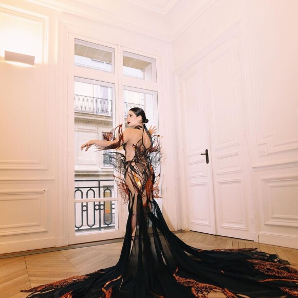 Gkay usa vestido com cauda longa Iris van Herpen na Semana de Moda de Alta Costura de Paris