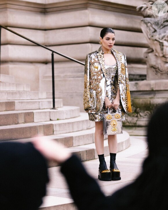Gkay apostou em look metalizado para a Semana de Moda de Paris: ela assistiu o desfile da Schiapareli com o outfit da marca