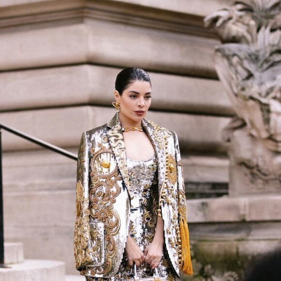 Gkay apostou em look metalizado para a Semana de Moda de Paris: ela assistiu o desfile da Schiapareli com o outfit da marca