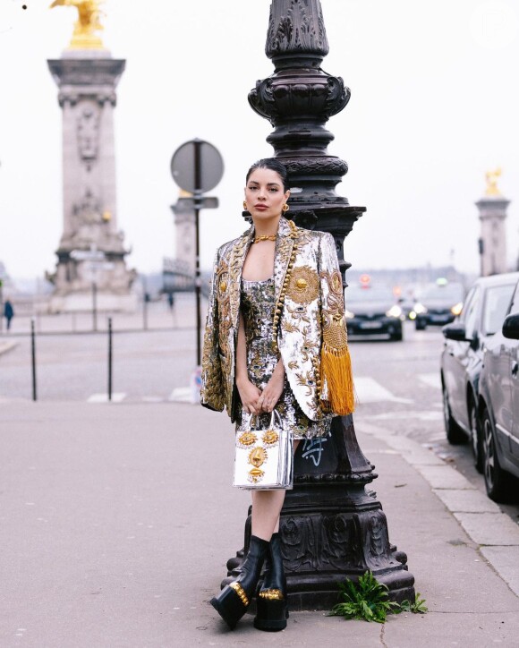 Gkay escolheu look todo metalizado na Semana de Moda de Paris