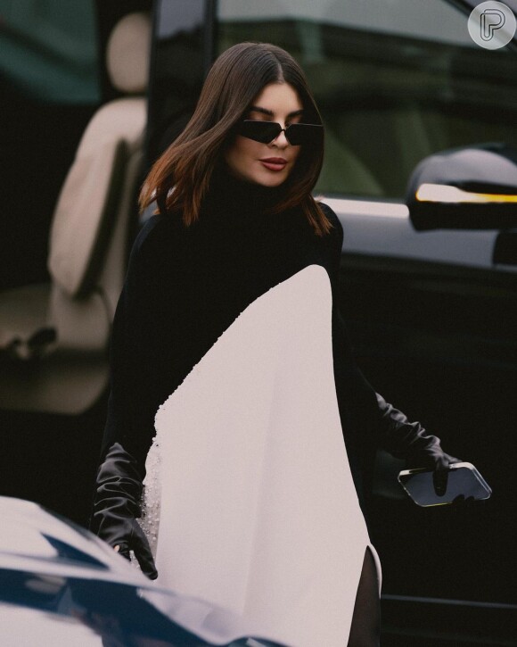 O clássico preto e branco foi uma das apostas de Gkay para a temporada de moda em Paris