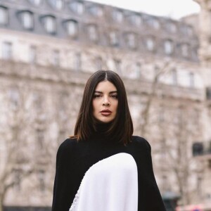 Gkay surgiu em look preto e branco elegante com meia-calça na semana de moda de Paris