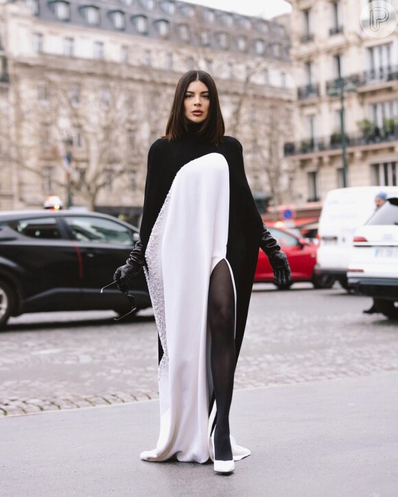 Gkay surgiu em look preto e branco elegante com meia-calça na semana de moda de Paris