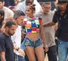 Anitta trocou de roupa três vezes e foi cercada por uma multidão de fãs e curiosos