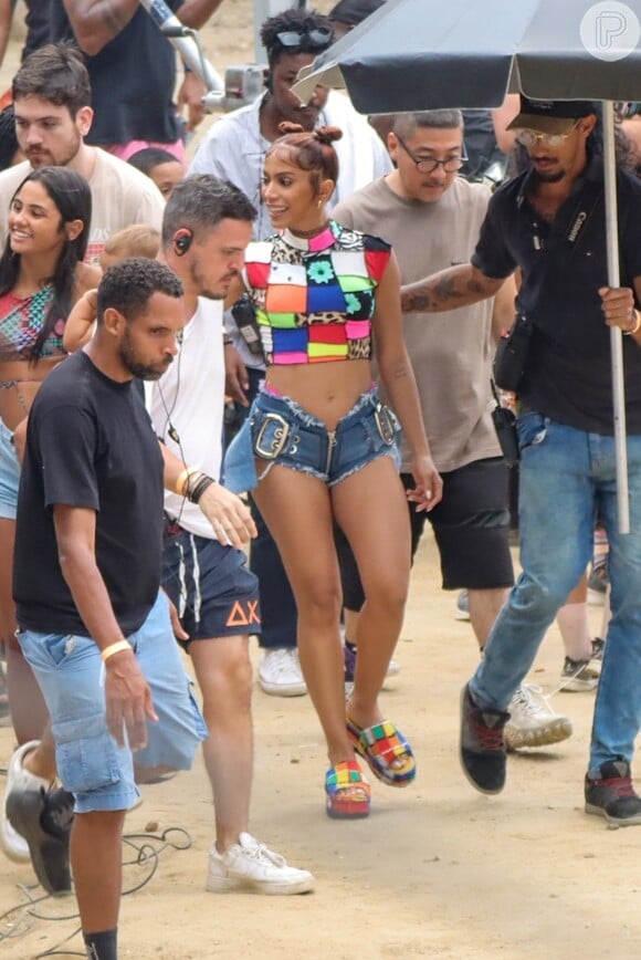 Anitta trocou de roupa três vezes e foi cercada por uma multidão de fãs e curiosos