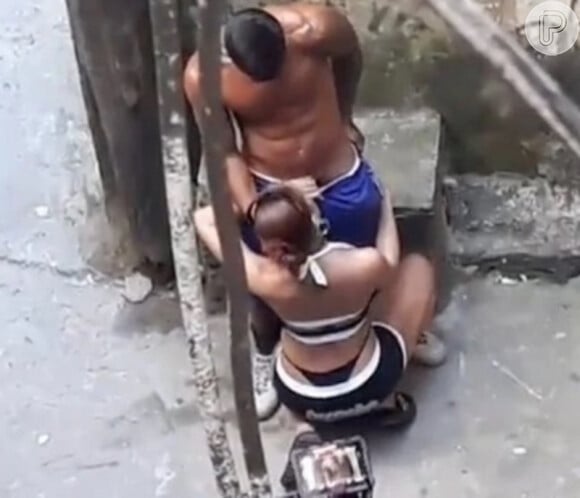 Em novo clipe, Anitta simula que faz sexo oral em um ator nas ruas da comunidade da Tijuquinha