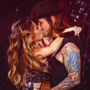 Wanessa Camargo e o namorado, Dado Dolabella, trocaram beijos após cantarem juntos em show da artista