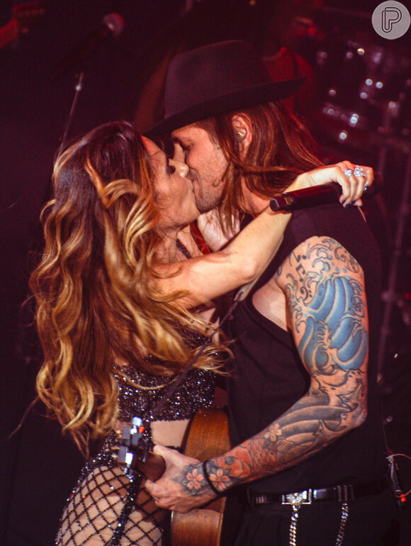 Wanessa Camargo e o namorado, Dado Dolabella, trocaram beijos após cantarem juntos em show da artista