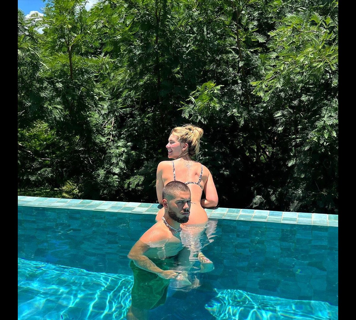 Foto: Virgínia Fonseca, de biquíni, posa com Zé Felipe na piscina e cantor  tampa bumbum da esposa - Purepeople