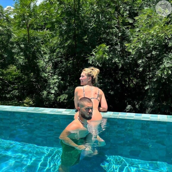 Virgínia Fonseca, de biquíni, posa com Zé Felipe na piscina e cantor tampa bumbum da esposa
