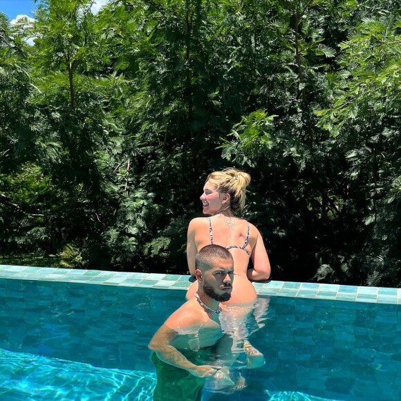 Virgínia Fonseca, de biquíni, posa com Zé Felipe na piscina e cantor tampa bumbum da esposa