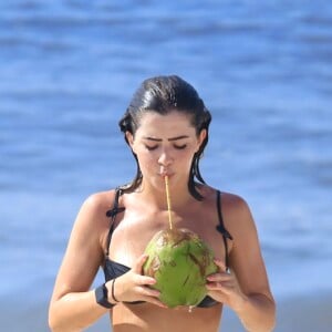 Jade Picon se hidratou com água de coco