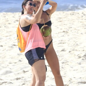 Jade Picon posou para selfies na praia