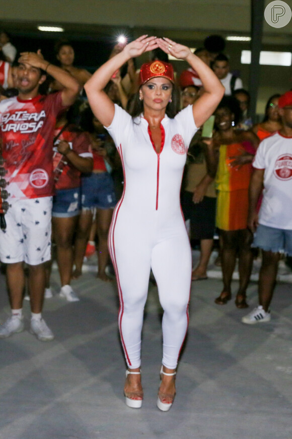 Viviane Araujo apostou em look de macacão colado para ensaio de Carnaval